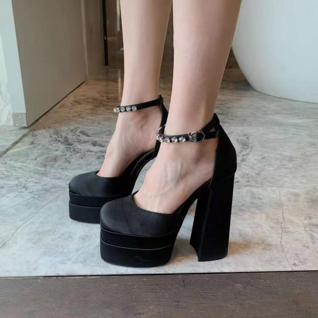 Damen nan Plateau-Sandalette mit skulpturellem Blockabsatz, quadratischer Zehenpartie und kristallbesetztem Knöchelriemen EB