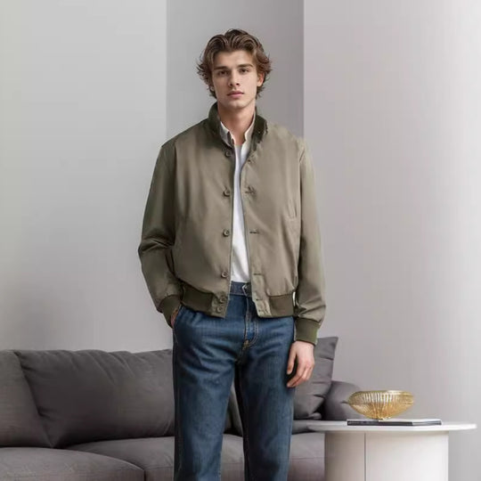 Herren modische Freizeitjacke mit schützendem Hochkragen und praktischen Taschen EB