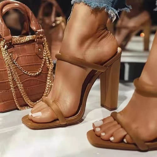 Damen nan elegante Schlüpf-Sandalette mit eckiger Zehenpartie schlanken Riemen und stabilem Blockabsatz EB