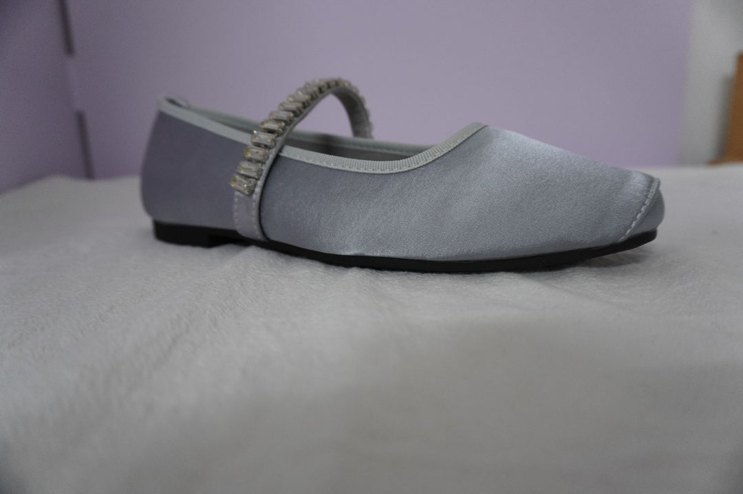 Damen Ballerina-Schuhe mit glanzvollem Obermaterial und bezauberndem Riemen EB