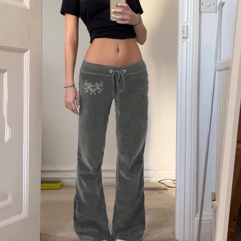 Damen-Sweatpants im lässigen Flared-Design mit trendigen Stickereien EB