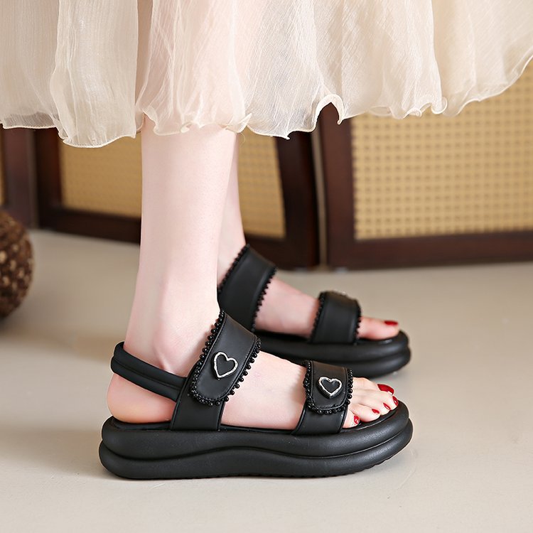 Damen Riemensandalen mit dekorativen Herz-Akzenten EB