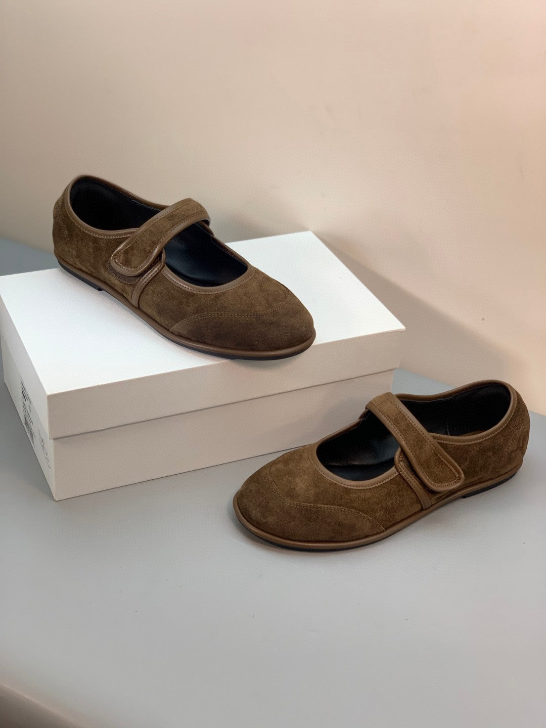 Damen Ballerinas mit verstellbarem Riemen und weichem Wildleder EB