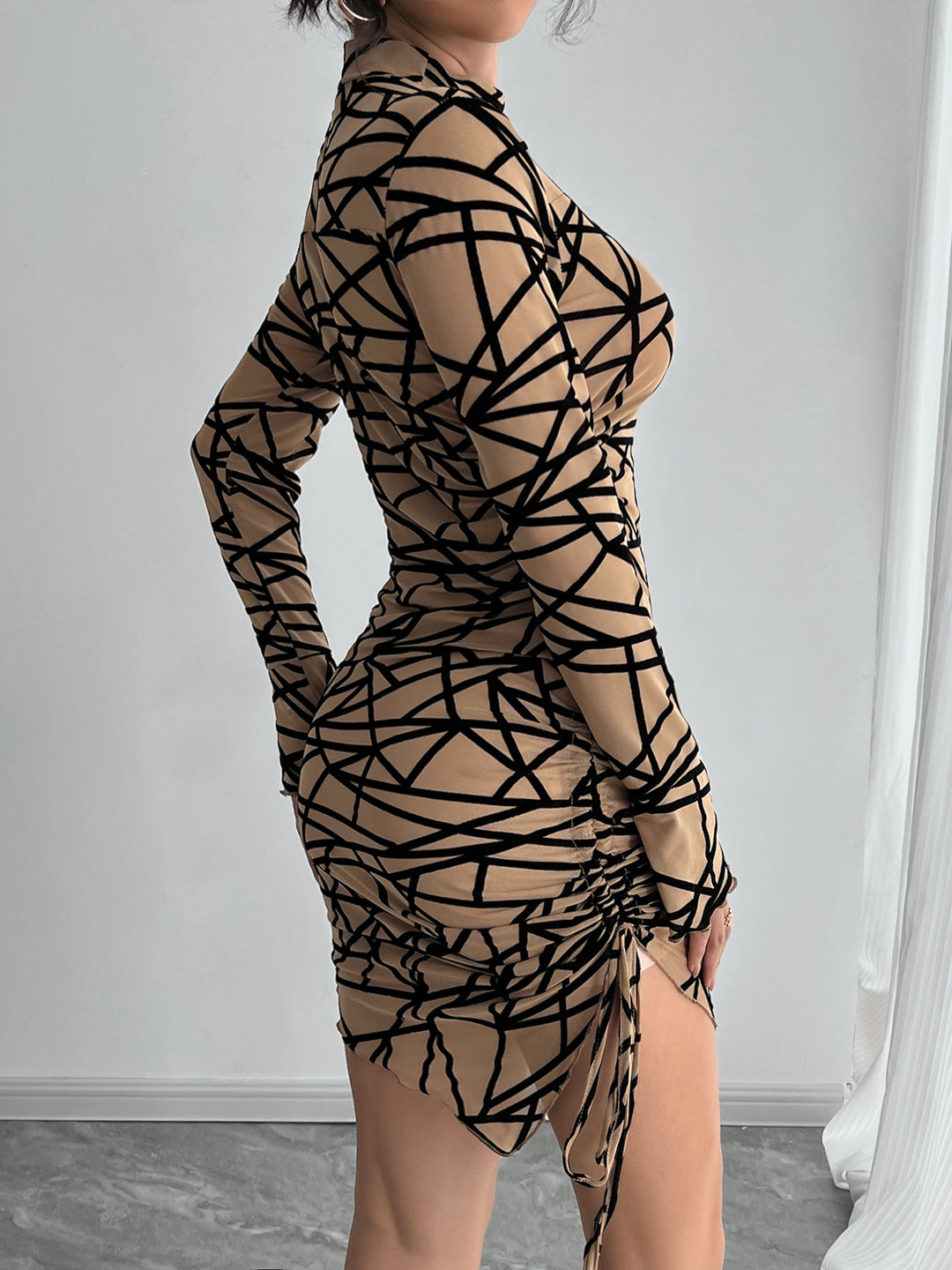 Damen Minikleid mit raffiniertem Raffungseffekt und modernem geometrischen Muster EB