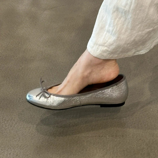 Damen Ballerina-Schuhe mit glänzender Oberfläche und verspieltem Schleifenakzent EB