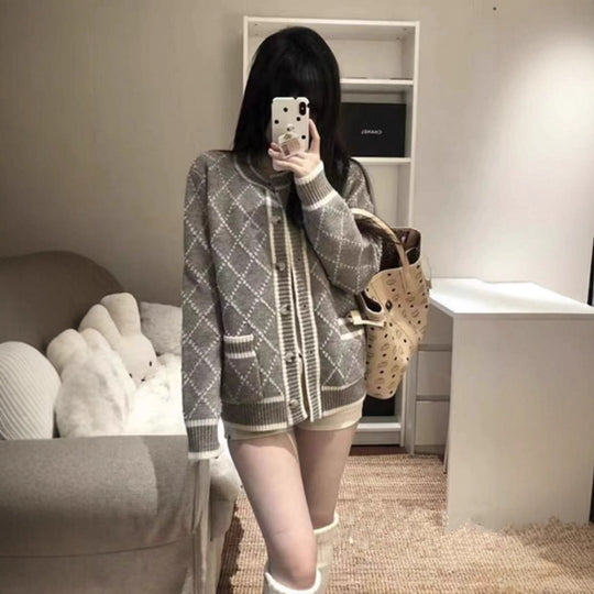 Damen modischer Strickcardigan mit eleganter Rautenmusterstruktur und goldenen Knöpfen EB