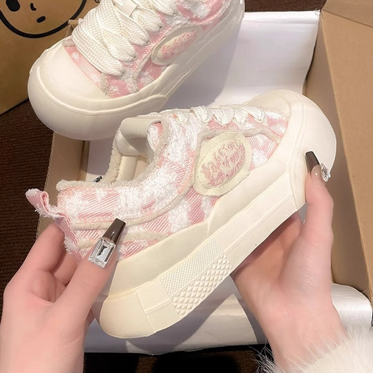 Damen Exklusive Trend-Sneaker mit weichem Obermaterial und besonders dämpfender Sohle EB