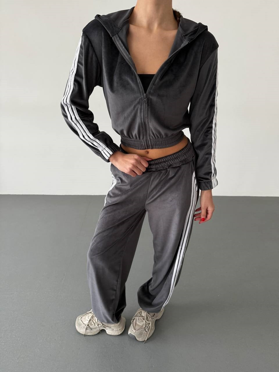 Damen Retro-Samt Trainingsanzug mit seitlichen Streifen, hochgeschnittener Bund und Reißverschluss Eichborn Berlin