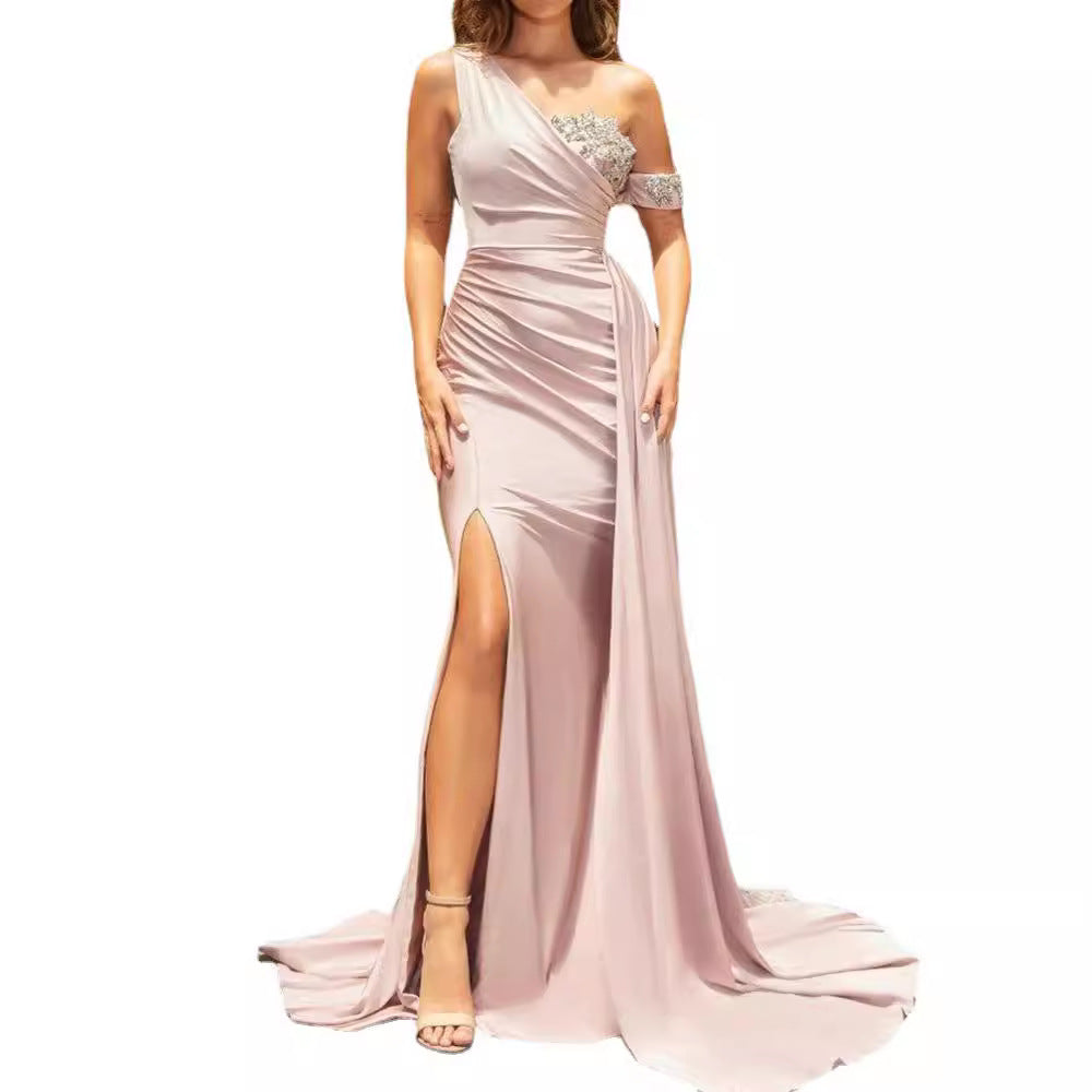 Damen elegantes Abendkleid mit asymmetrischem Schnitt und schimmernden Akzenten EB