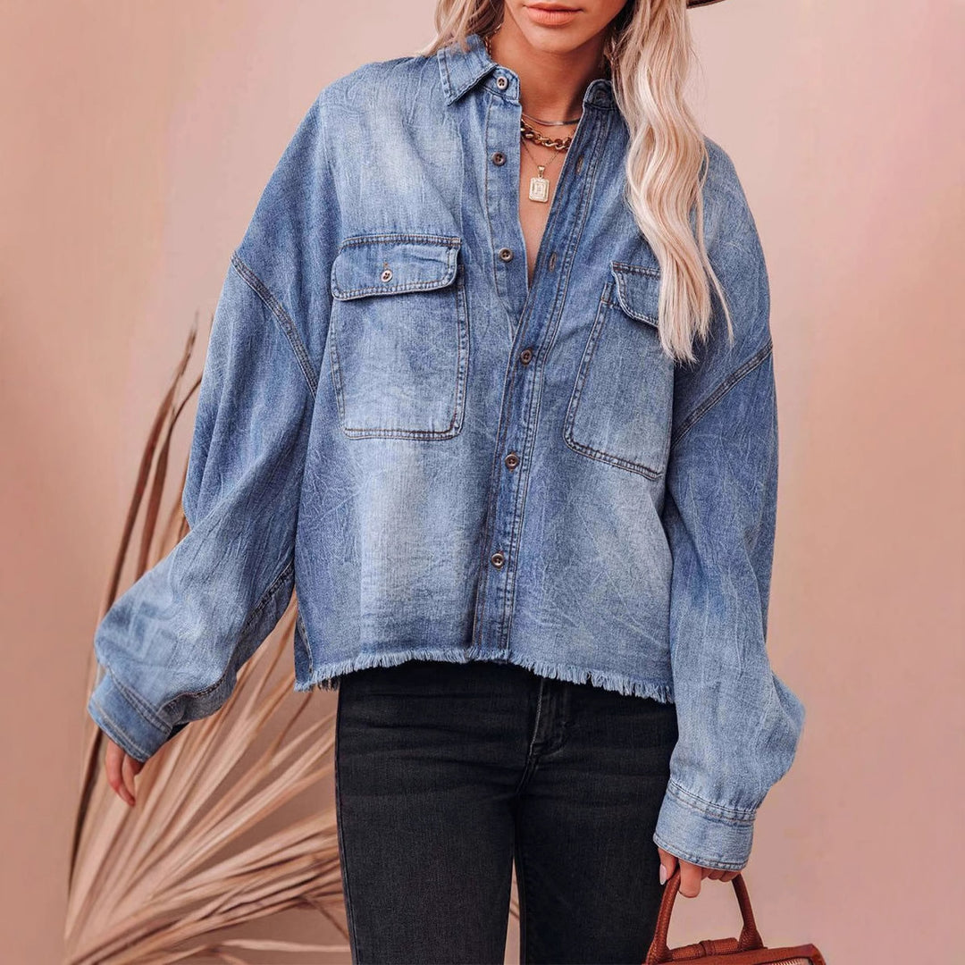 Damen Lässige Denim-Hemdjacke mit fransigen Bündchen und praktischen Taschen EB