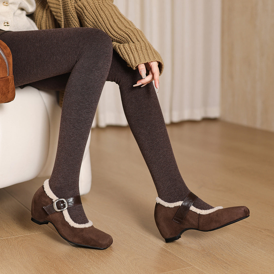 Damen Hausschuhe mit verstellbarem Riemen und kuscheligem Innenfutter EB