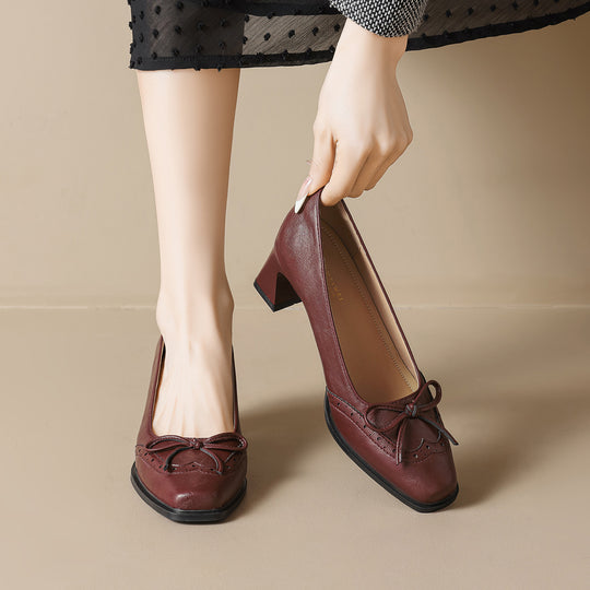 Damen elegante Pumps mit modischer Schleife und klassischer Perforation EB