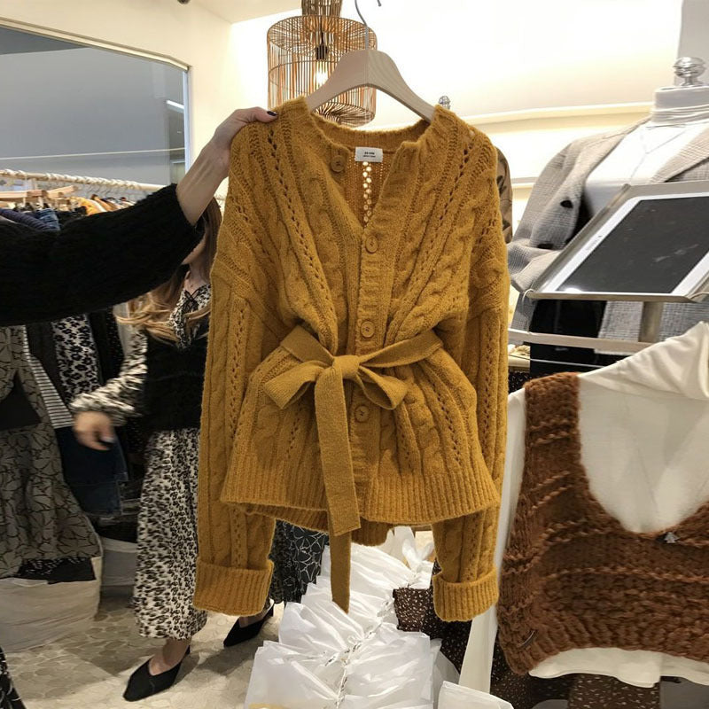 Damen Strickjacke mit Taillengürtel und Zopfmuster EB