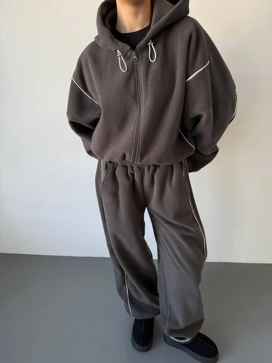Damen gekürztes Zip-Hoodie mit Tunnelzug und hochgeschnittener weiter Fleece-Loungehose Eichborn Berlin