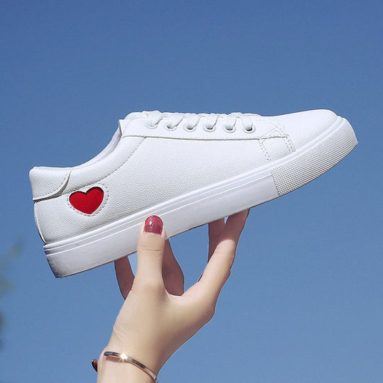 Damen Minimalistische Low-Top Sneaker mit glatter Kunstlederoptik und komfortabler Gummisohle EB