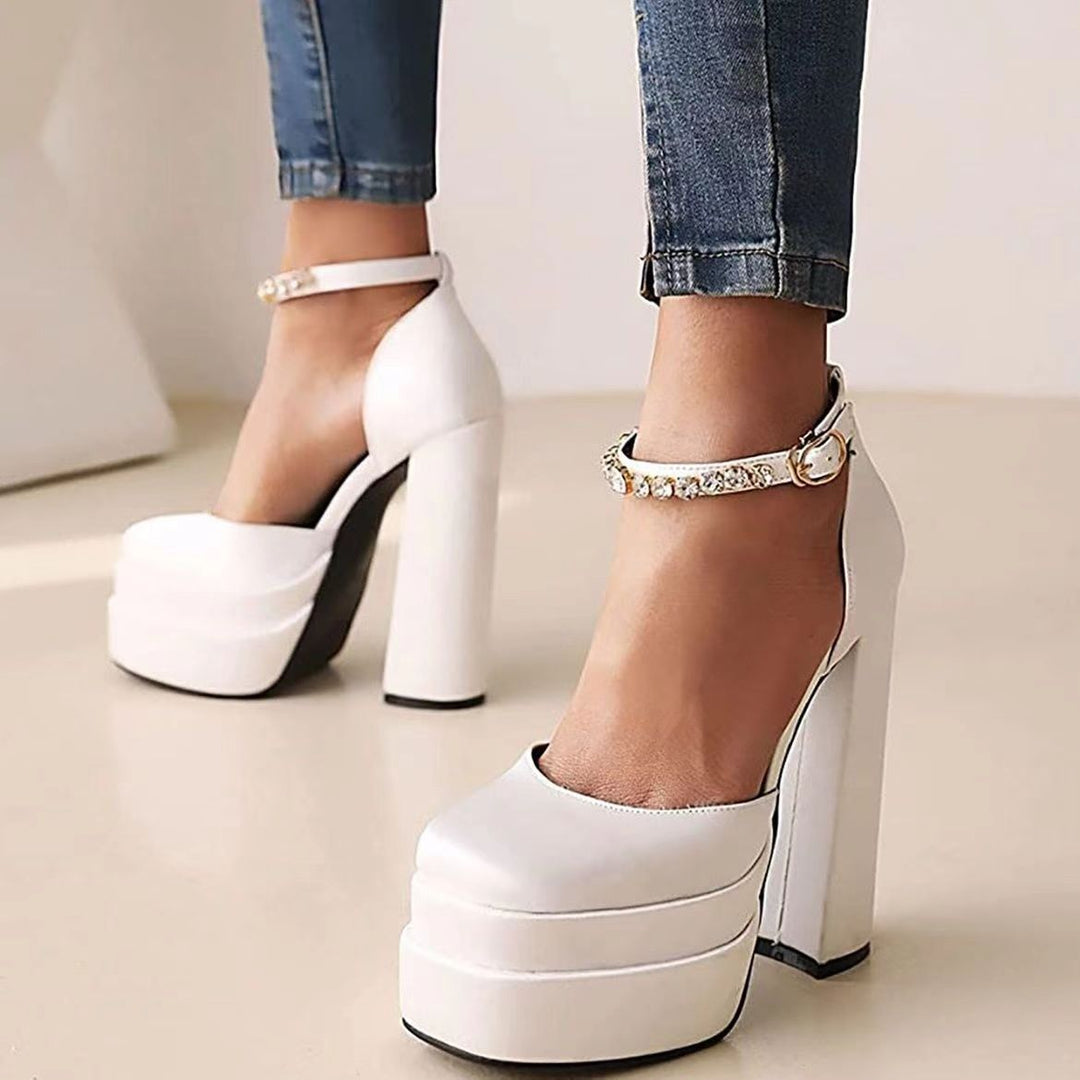 Damen nan Plateau-Sandalette mit skulpturellem Blockabsatz, quadratischer Zehenpartie und kristallbesetztem Knöchelriemen EB