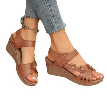 Damen Wedge-Sandalen mit floralem Akzent und verstellbarem Riemen EB