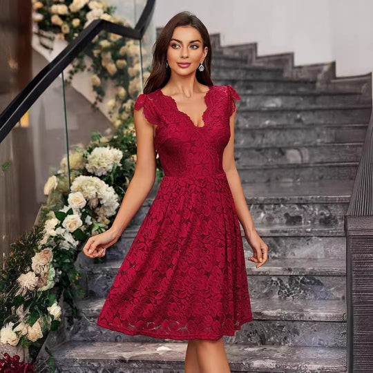 Damen Spitzenkleid mit floralen Applikationen und tiefem V-Ausschnitt EB