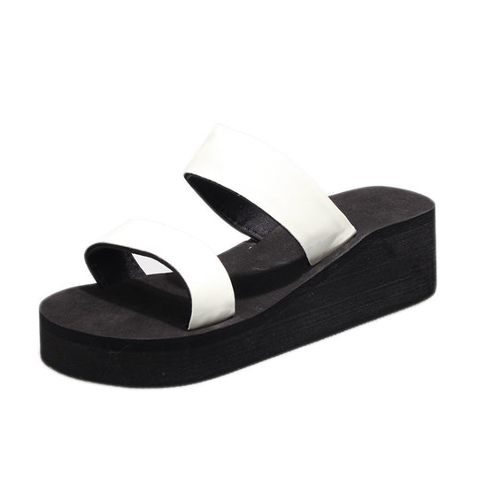 Damen Riemensandalen mit glänzenden Akzenten und komfortablem Plateau EB