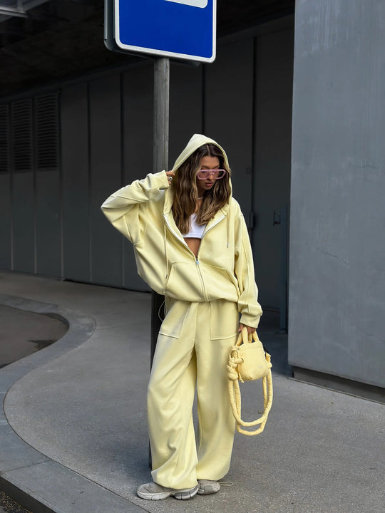 Damen oversized Kapuzenjacke mit Reißverschluss und lässiger Cargo-Loungehose Eichborn Berlin