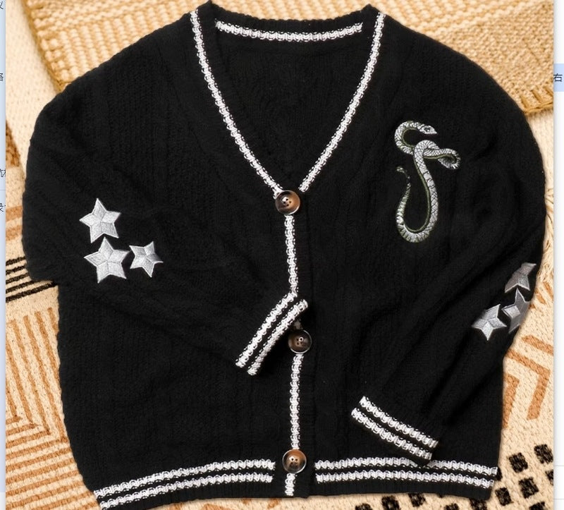 Damen nan gestrickte College-Cardigan mit Zopfmuster, V-Ausschnitt, kontraststreifen und gestickten Applikationen EB