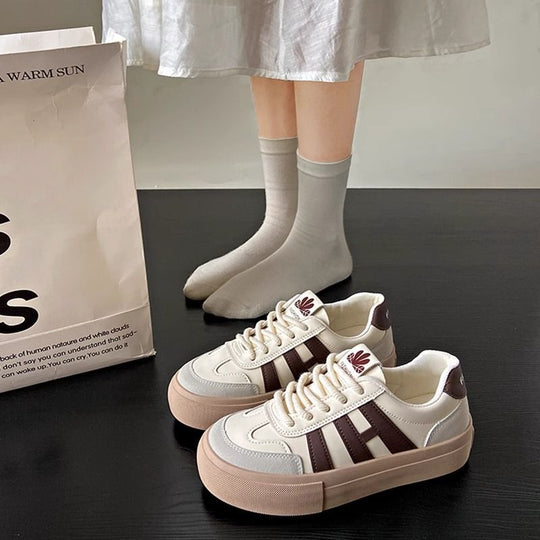 Damen modische Sneakers mit verstärktem Fersenbereich und atmungsaktiver Oberflächenstruktur EB