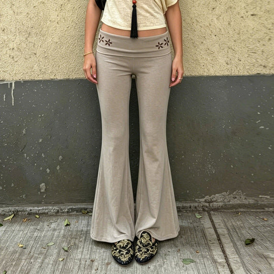 Damen nan Yogahose Flared mit Umschlagbund, komfortable Bootcut-Passform und Laser-Cut Blütendetail EB