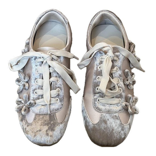 Damen Sportliche Sneaker mit elegantem Samtoberteil und modischen Applikationen EB