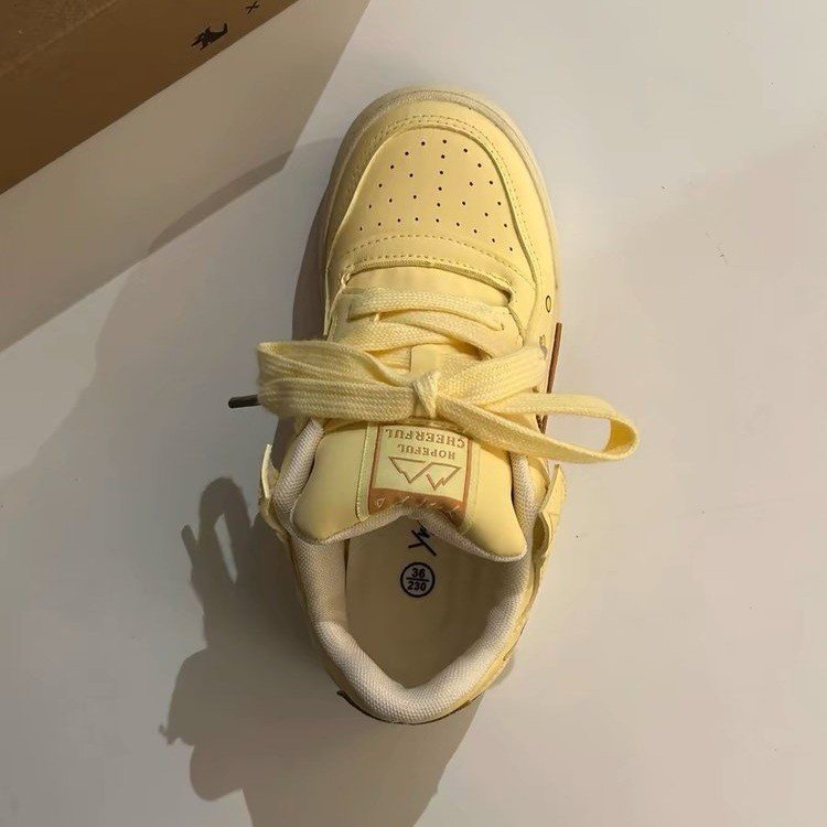 Damen Sneakers im verspielten Design mit bunten Applikationen und bequemer Dämpfung EB