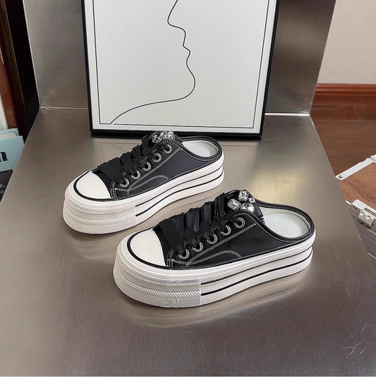 Damen Plateau Sneaker mit glänzenden Akzenten und modischem Schnürdesign EB