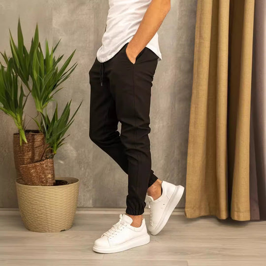 Herren Slim-Fit Jogginghose mit elastischem Bund und praktischen Seitenklapptaschen EB
