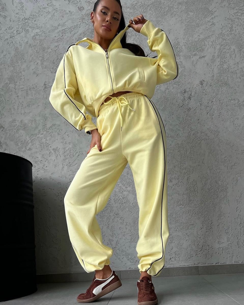 Damen lässiges Sweatset mit Stehkragen Reißverschluss gekürzter Jacke und hochtaillierter Schlaghose Eichborn Berlin