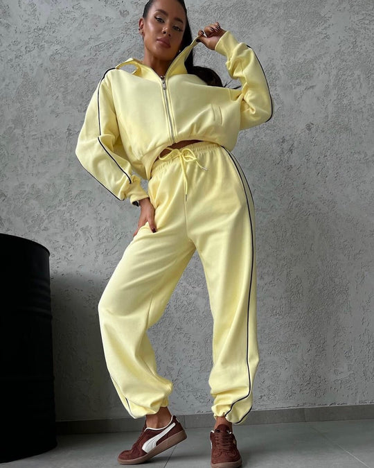Damen lässiges Sweatset mit Stehkragen Reißverschluss gekürzter Jacke und hochtaillierter Schlaghose Eichborn Berlin