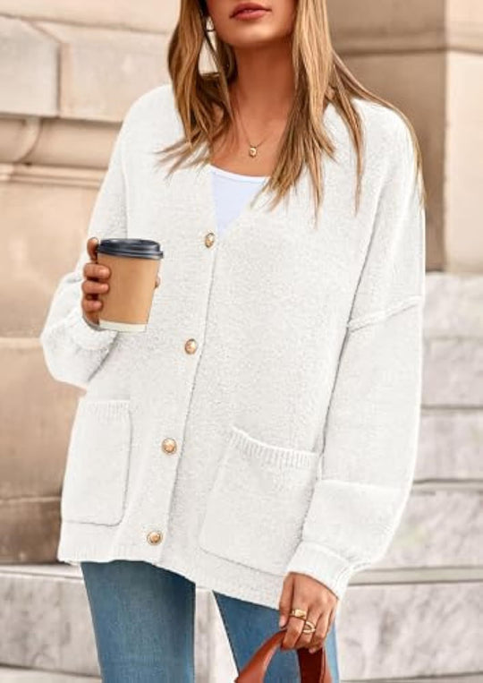Damen Oversize Strickcardigan mit V-Ausschnitt, goldenen Zierknöpfen und aufgesetzten Taschen EB