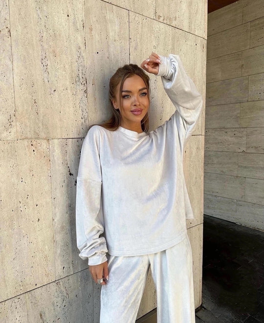 Damen luxuriöses Samt-Relax-Set mit Oversize-Crewneck und hochgeschnittener Gummibund-Jogger Eichborn Berlin