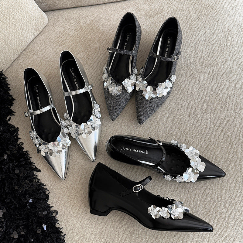 Damen Ballerina-Schuhe mit zartem Floraldetail und elegantem Riemchen EB