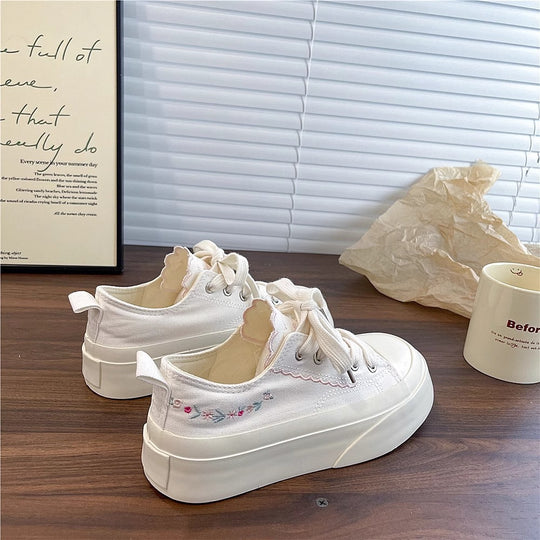 Damen Sneakers mit verspielten Applikationen und elastischer Sohle EB