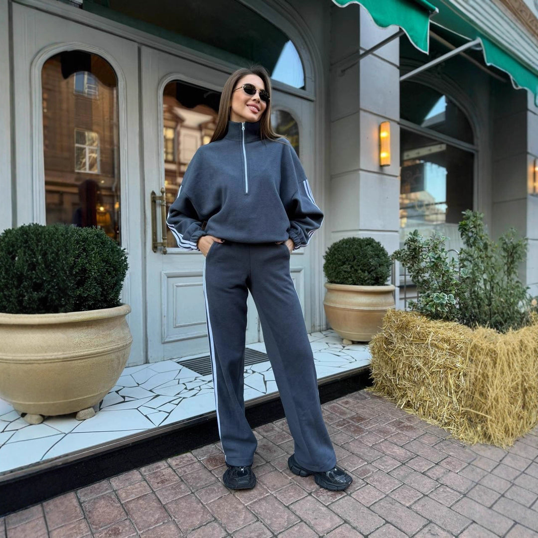 Damen lässiger Highneck-Halbzip Trainingsanzug mit markanten Seitenstreifen, überschnittener Kapuze und weiter Joggerhose Eichborn Berlin