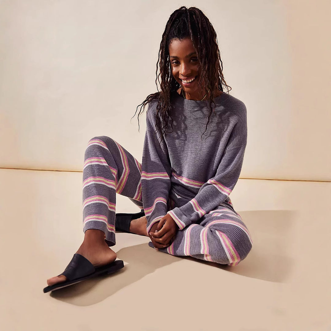 Damen gestreiftes Strick-Lounge-Set mit weichem Oversize-Pullover und weitem High-Waist-Hose Eichborn Berlin