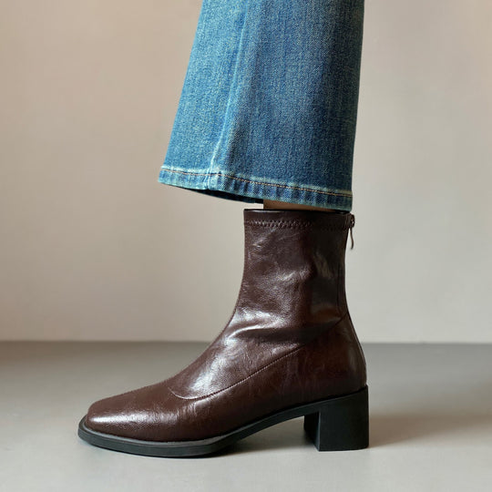 Damen Stiefeletten mit hohem Blockabsatz und eleganter Silhouette EB