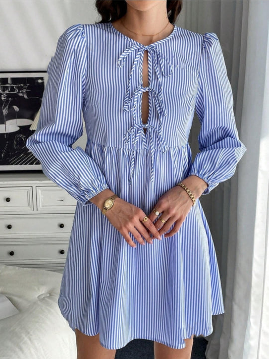 Damen Kleid mit verspieltem Schnitt und Rüschendetails EB