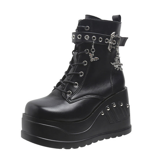 Damen nan Gothic Plateau-Stiefelette mit Schnürung, Ösenriemen und Anhänger-Details EB