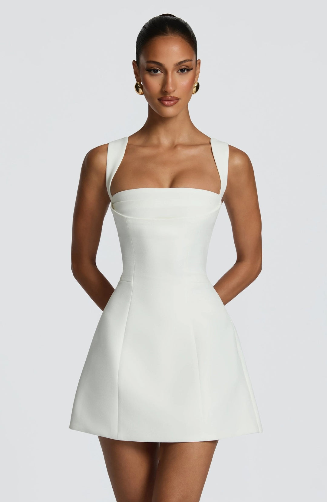 Damen figurbetontes Minikleid mit breiten Trägern und elegantem Ausschnitt EB