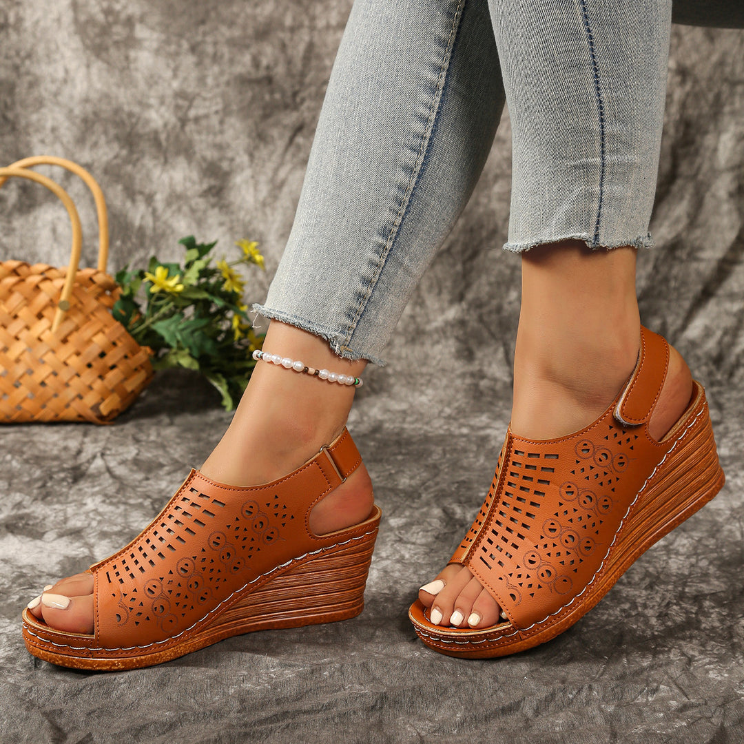 Damen Atmungsaktive Wedge-Sandalen mit floralem Cut-Out Design EB