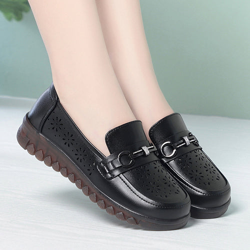 Damen Bequeme Mokassins mit luftiger Perforation und modischem Schmuckdetail EB