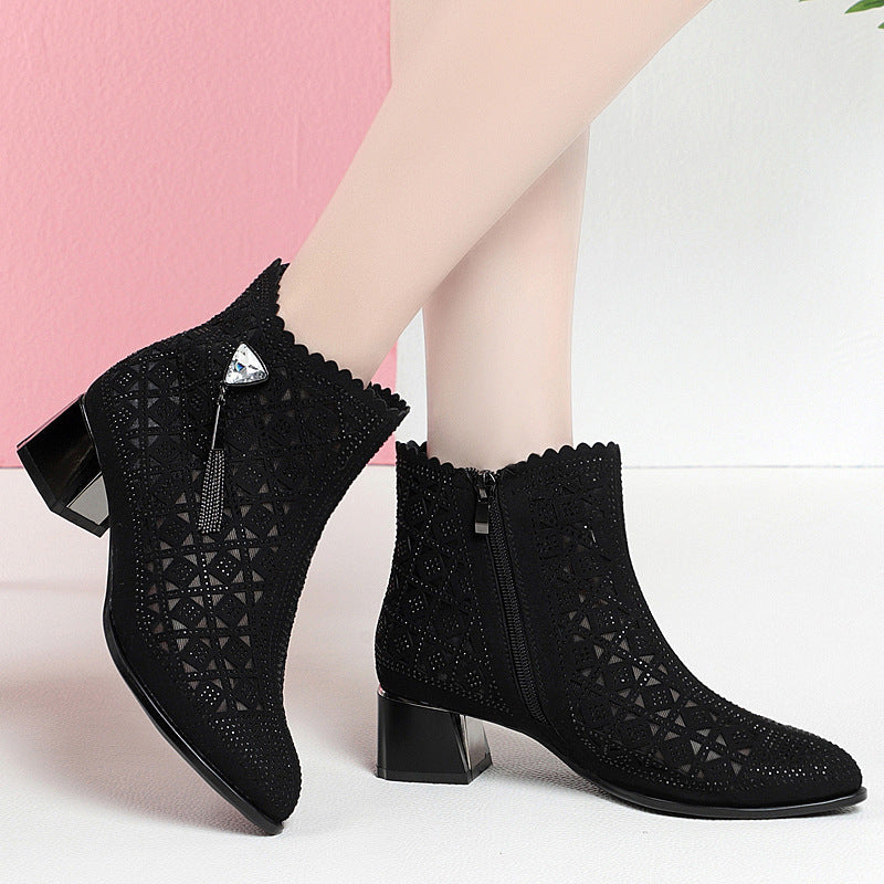 Damen Stiefeletten mit elegantem Lochdesign und raffiniertem Schmuckdetail EB
