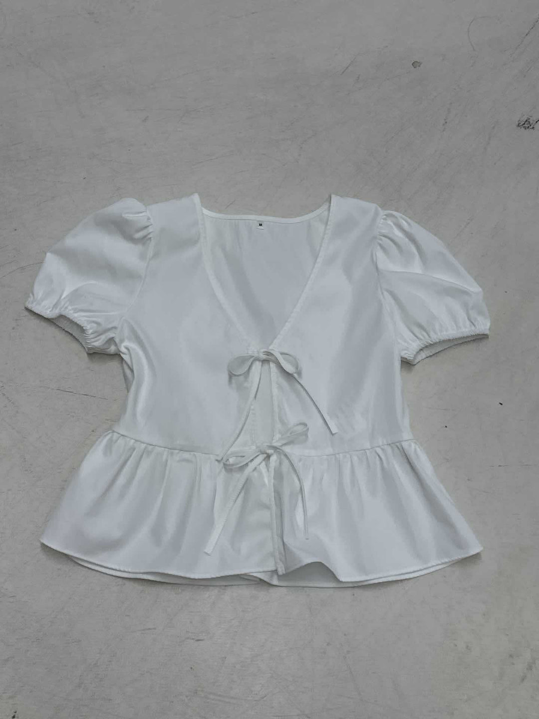 Damen Wickeloberteil mit Puffärmeln und femininem Peplum-Saum EB