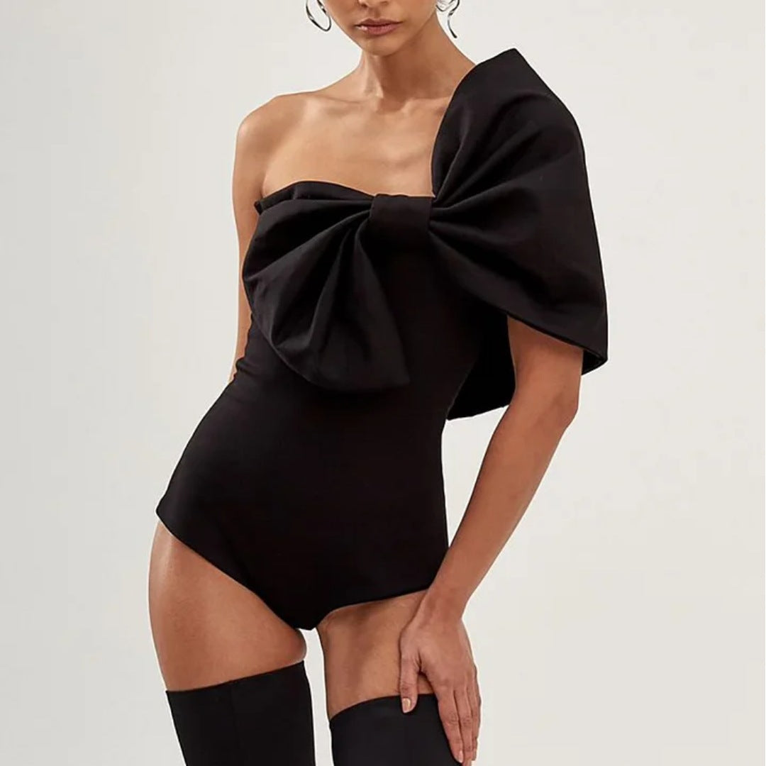 Damen Einschnitt Badeanzug mit voluminösem Schleifen-Detail und elegantem Wickelrock EB