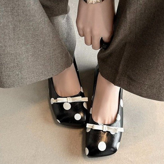 Damen elegante Ballerinas mit modischem Punktedesign und dekorativem Schleifendetail EB
