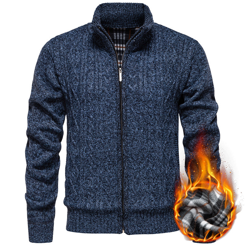 Herren nan grobgestrickter Cardigan mit Zopfmuster, Stehkragen und kariertem Innenfutter EB